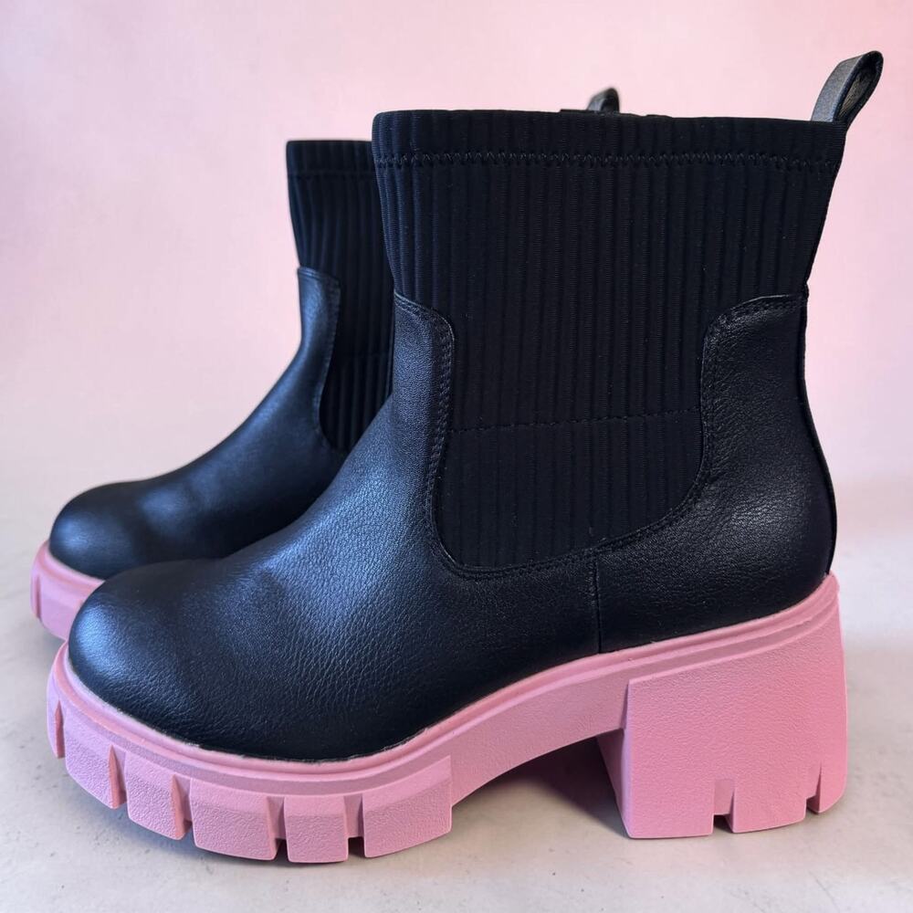 Torrid 8WW Wide Width Black/Pink Contrast Rain Bootie 3" Chunky Heel Boots New